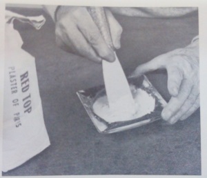 Make a mixture for filling the plaster cracks.